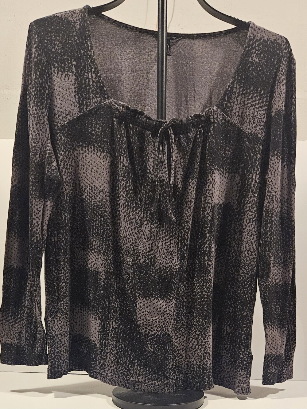 Daisy Fuentes Black & Gray Long Sleeve Peasant Blouse